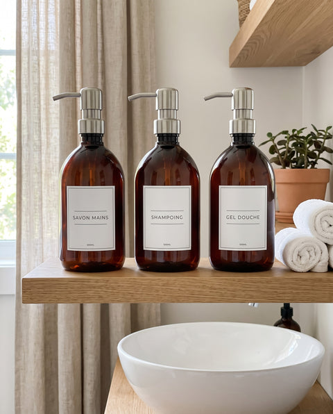 Trois distributeurs Sweet Label sur une étagère de salle de bain de gîte