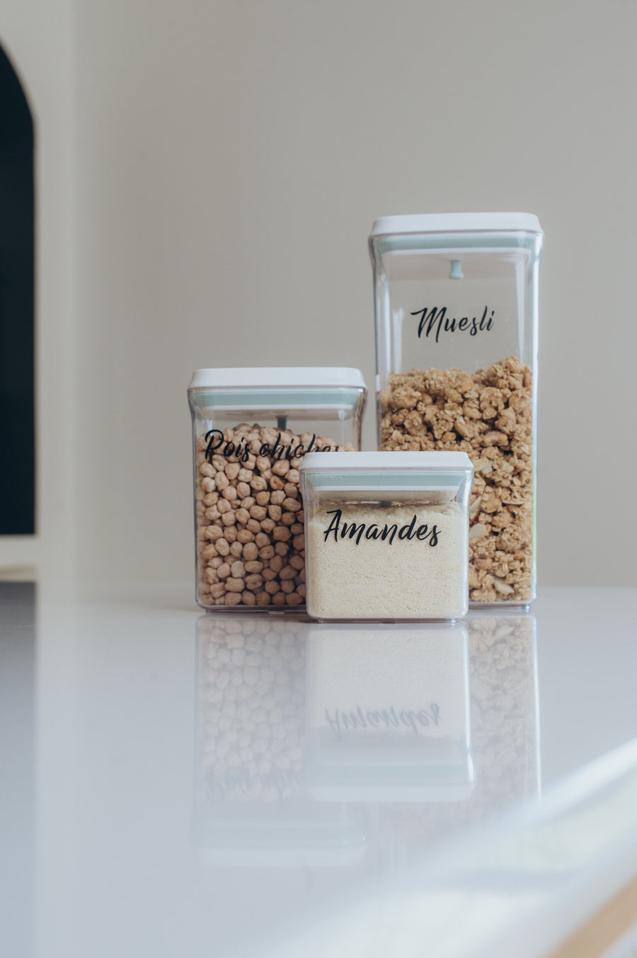 Trois boîtes Pushtop remplies d'aliments secs