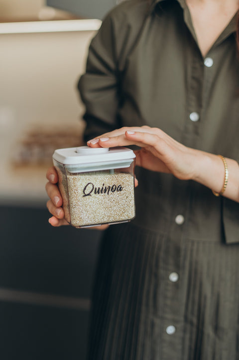Boîte Pushtop de quinoa tenue par une cliente