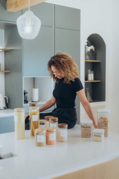 Cliente disposant ses boîtes et bocaux sur l'îlot de cuisine